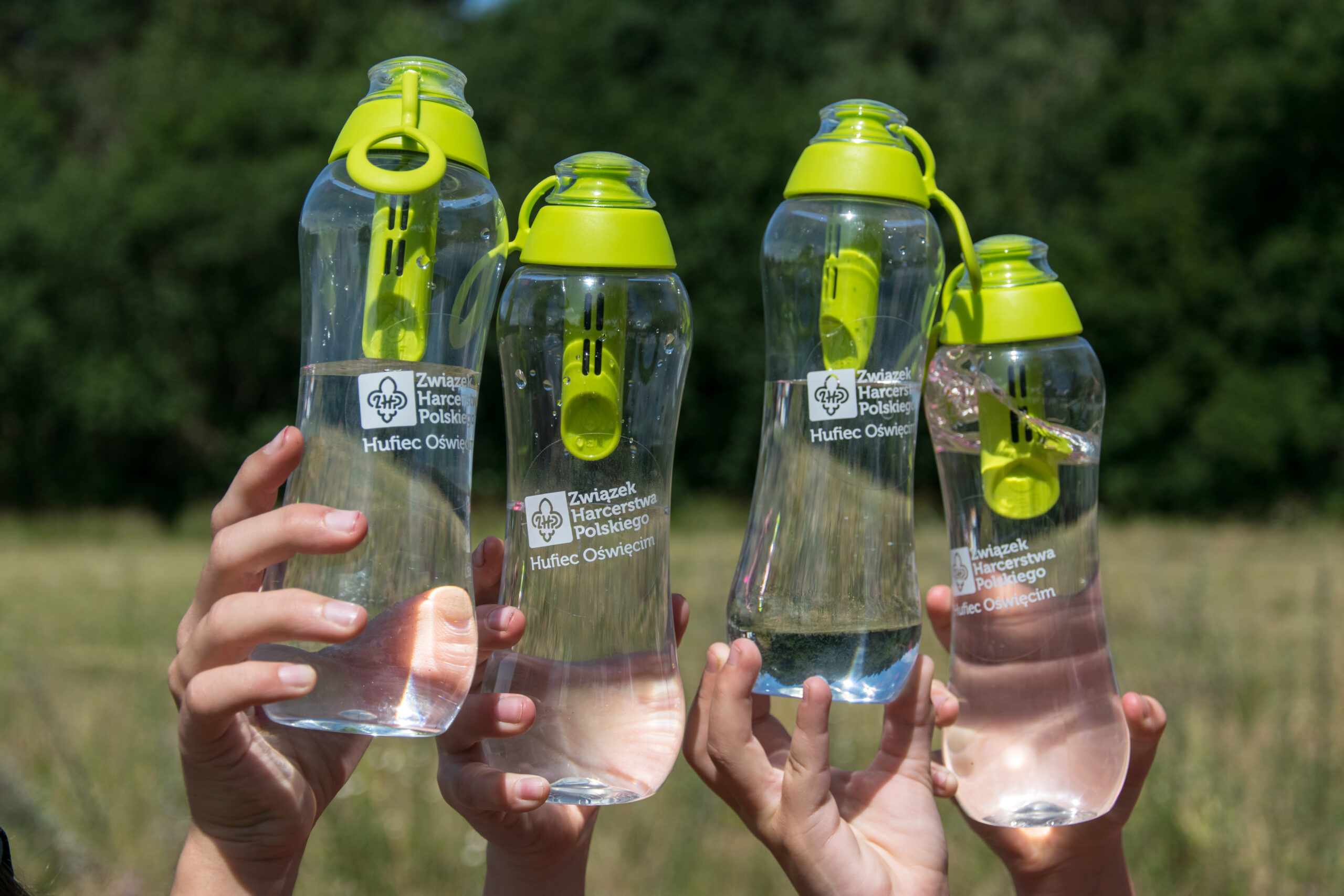 _DSC0250 Wielorazowe butelki filtrujące wodę z naklejonym logo Hufca ZHP Oświęcim.